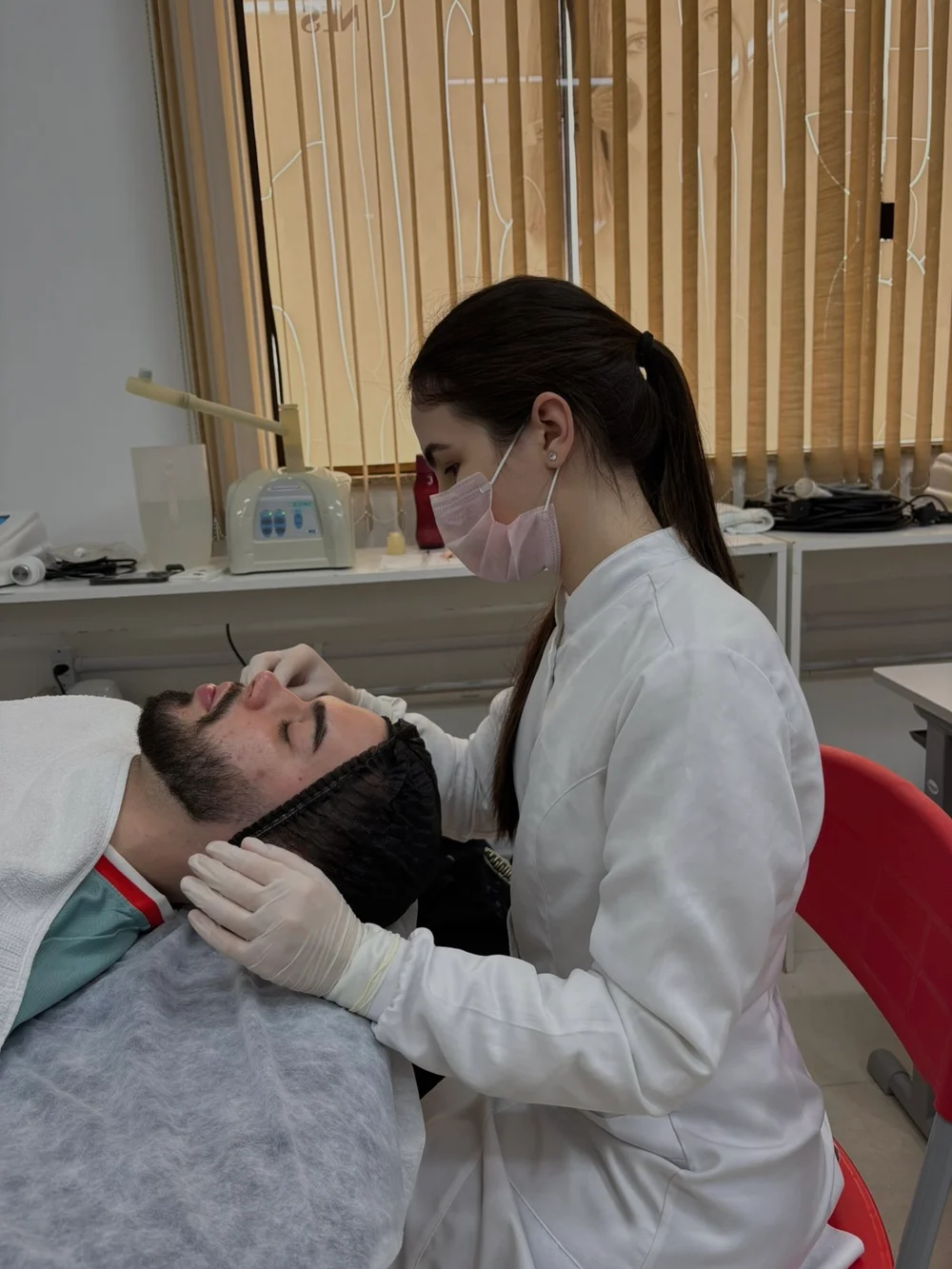 Julya durante uma prática de cuidados faciais